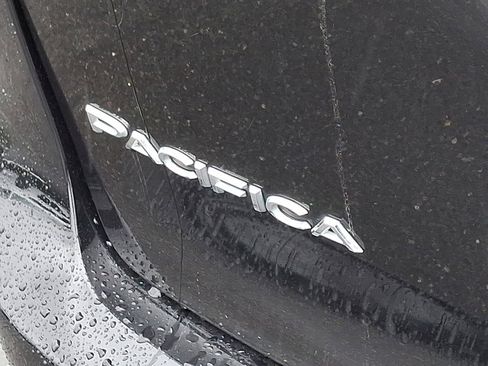 Used 2020 Chrysler Pacifica Limited image 17