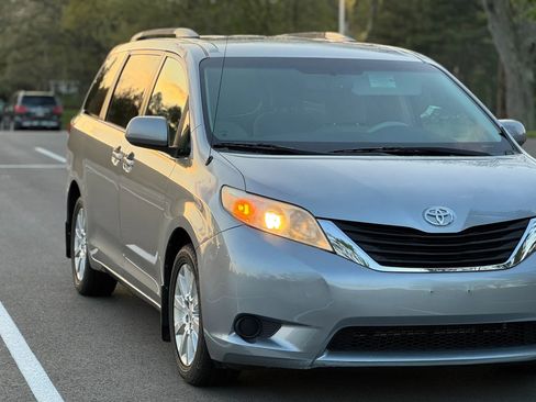 Used 2011 Toyota Sienna LE w/ Towing Pkg AWD/4WD image 7