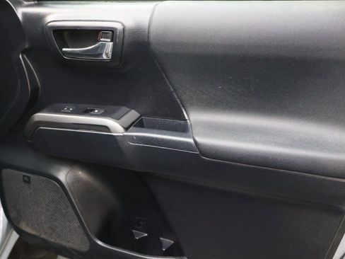 Used 2019 Toyota Tacoma TRD Sport image 11