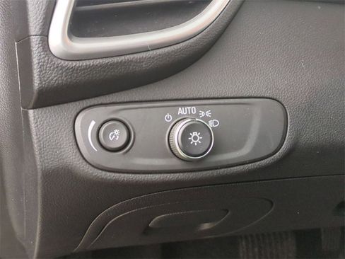 Certified 2022 Chevrolet Trax LT w/ Midnight Edition image 17