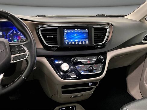 Used 2018 Chrysler Pacifica Touring-L FWD image 9