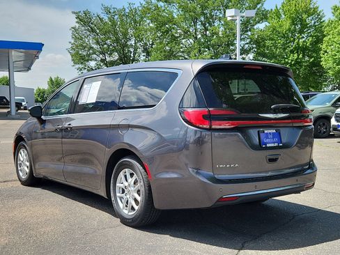 Used 2023 Chrysler Pacifica Touring-L FWD image 3