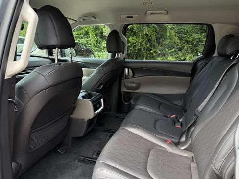 Used 2026 Kia Carnival FWD image 9