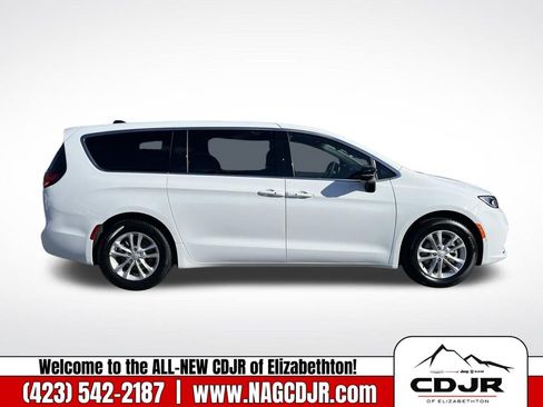 New 2026 Chrysler Pacifica Select image 2