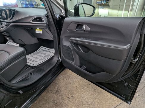 New 2026 Chrysler Pacifica Select image 6