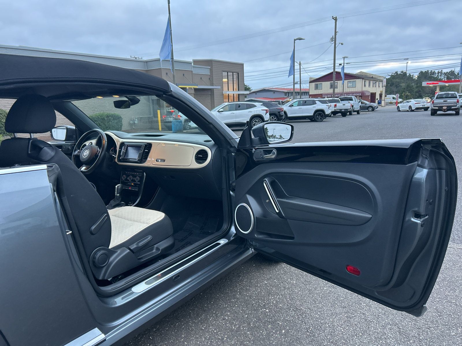 Used 2019 Volkswagen Beetle 2.0T SE FWD image 27