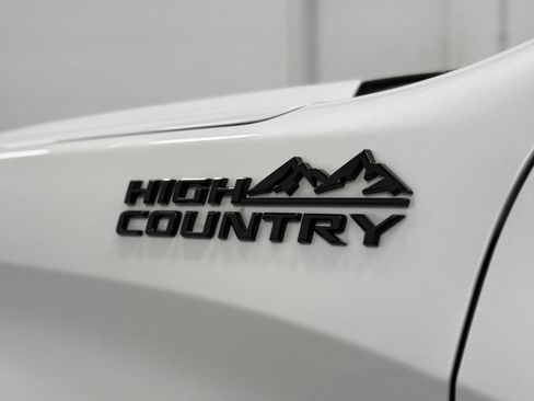 Used 2023 Chevrolet Silverado 1500 High Country w/ Technology Package AWD/4WD image 9