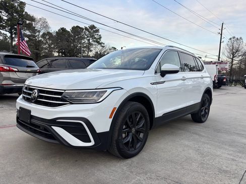 Used 2024 Volkswagen Tiguan SE image 2