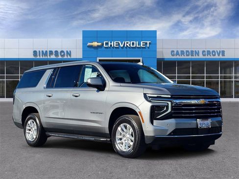 Used 2025 Chevrolet Suburban LT w/ Comfort Package image 1