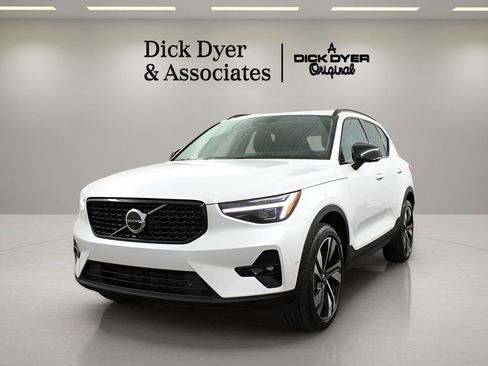 Certified 2025 Volvo XC40 B5 Ultra AWD/4WD image 6