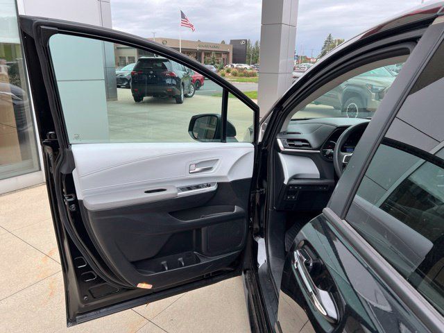 Used 2025 Toyota Sienna XLE w/ XLE Plus Package AWD/4WD image 25