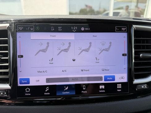 Used 2023 Chrysler Pacifica Touring-L FWD image 28