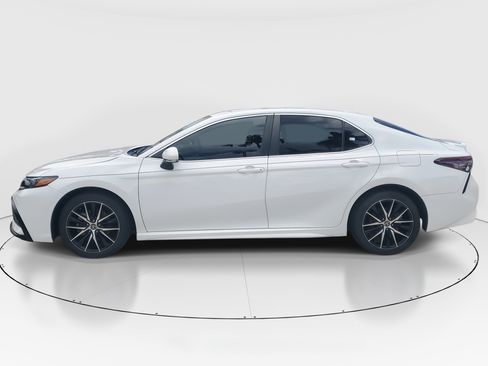 Used 2023 Toyota Camry SE image 6