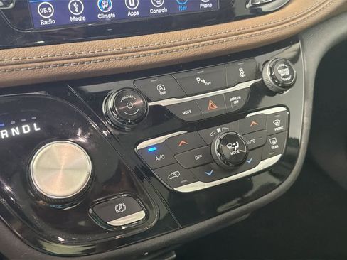 Used 2018 Chrysler Pacifica Limited FWD image 19