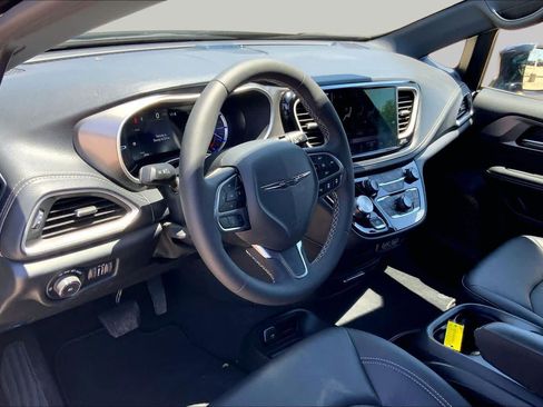 Used 2025 Chrysler Pacifica Select FWD image 18