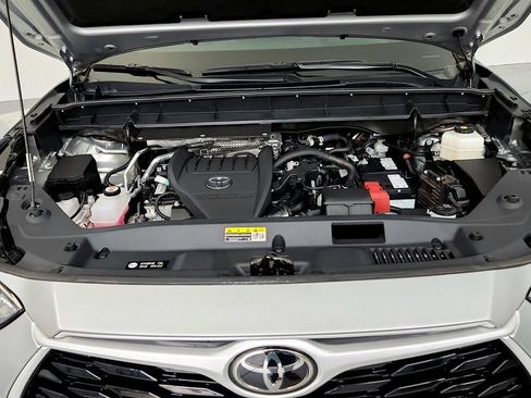 Used 2024 Toyota Highlander XLE AWD/4WD image 11