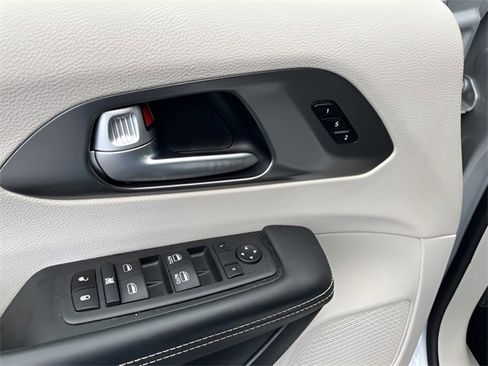 Used 2024 Chrysler Pacifica Touring-L image 10