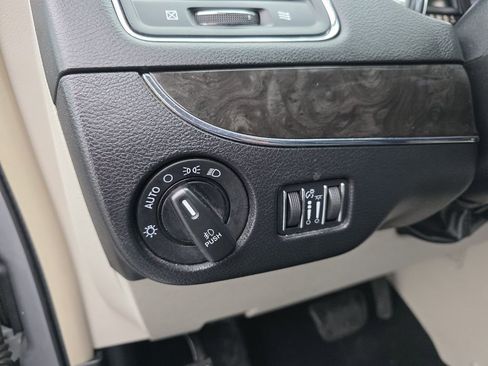 Used 2014 Chrysler Town & Country Touring-L w/ Driver Convenience Group image 22