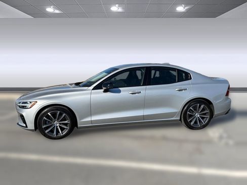 Used 2022 Volvo S60 B5 Momentum image 2