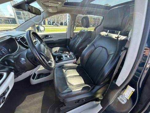 Used 2022 Chrysler Pacifica Touring-L AWD/4WD image 11