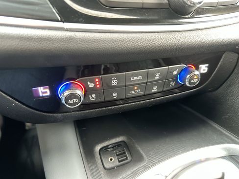 Used 2020 Buick Enclave Premium w/ LPO, Luxury Package image 18