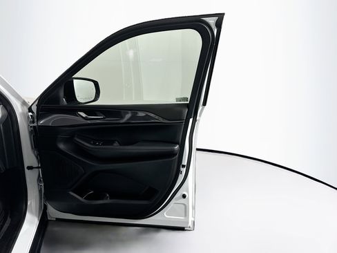 Used 2023 Jeep Grand Cherokee L Laredo image 33