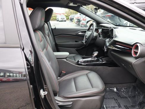 Used 2024 Chevrolet Trax RS w/ Sunroof Package FWD image 32