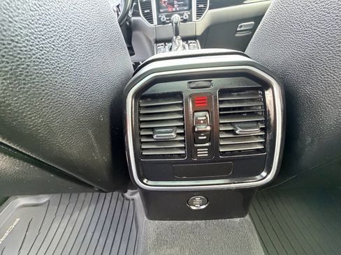 Used 2018 Porsche Macan Base AWD 4dr SUV image 33