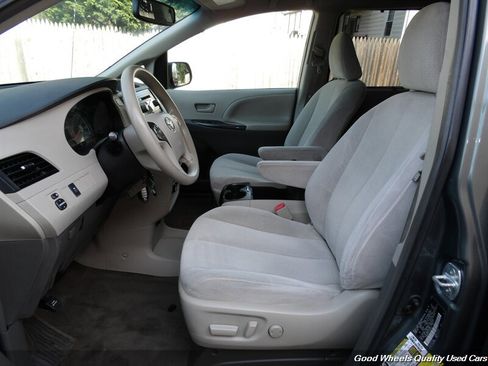 Used 2014 Toyota Sienna LE FWD image 13