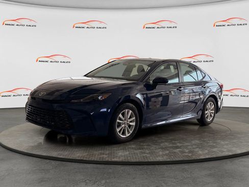 Used 2025 Toyota Camry SE FWD image 2