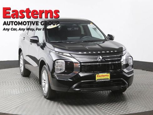 Used 2025 Mitsubishi Outlander ES image 3