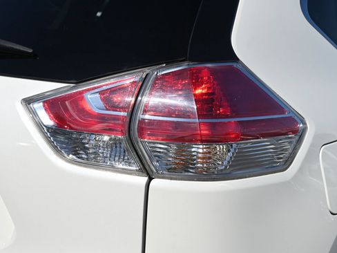 Used 2015 Nissan Rogue SV FWD image 21