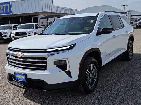 Used 2024 Chevrolet Traverse LT FWD image 3