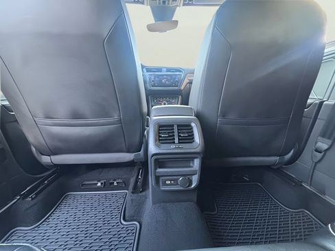 Used 2022 Volkswagen Tiguan SE w/ Panoramic Sunroof Package FWD image 51