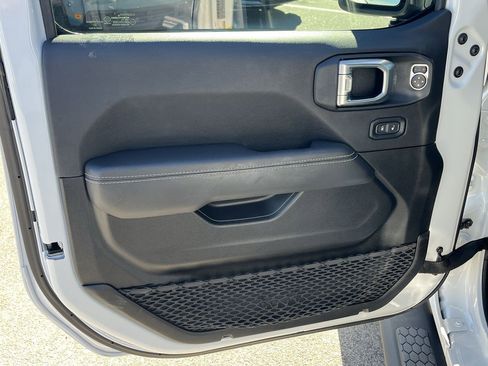 Used 2023 Jeep Wrangler Sahara image 13