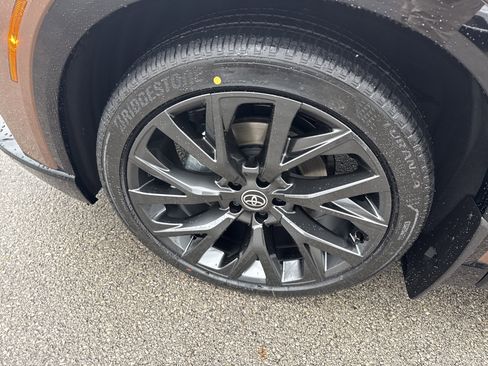 New 2025 Toyota Crown Signia Limited image 12