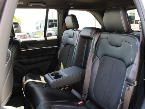 Used 2026 Jeep Grand Cherokee Altitude AWD/4WD image 32