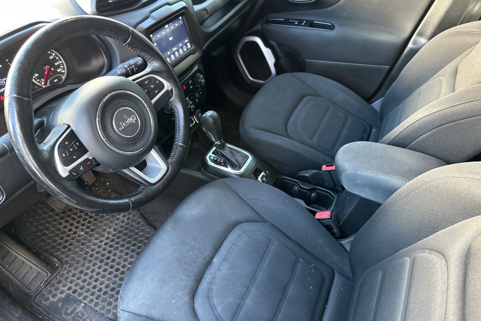 Used 2018 Jeep Renegade Latitude FWD image 10
