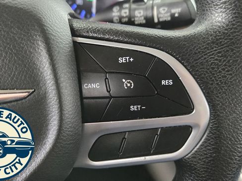 Used 2019 Chrysler Pacifica Touring Plus w/ Tire & Wheel Group FWD image 13