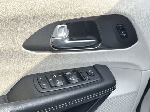 Used 2024 Chrysler Pacifica Touring-L FWD image 19
