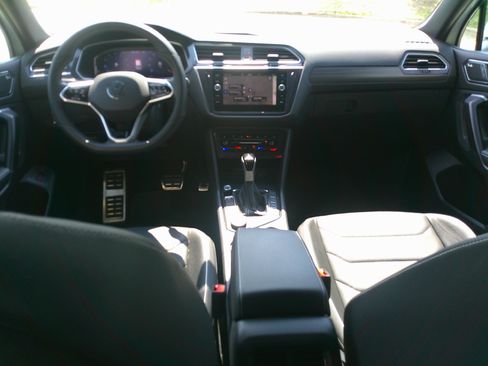 Used 2024 Volkswagen Tiguan SEL R-Line image 31