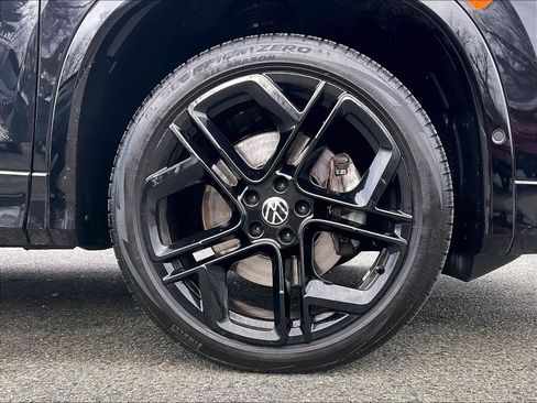 Certified 2025 Volkswagen Tiguan SE R-Line image 8