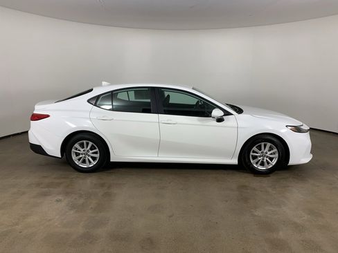 Used 2025 Toyota Camry LE image 7