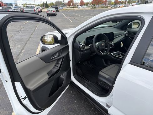 New 2026 Chevrolet Equinox LT w/ Convenience Package II image 9