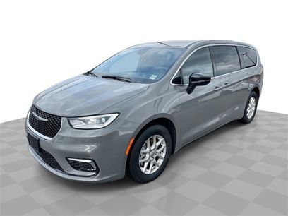 Used 2025 Chrysler Pacifica Select