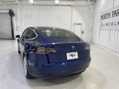 Used 2019 Tesla Model 3 Standard Range image 4