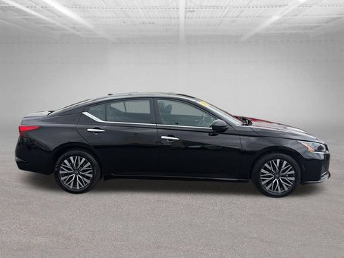 Used 2025 Nissan Altima 2.5 SV FWD image 13