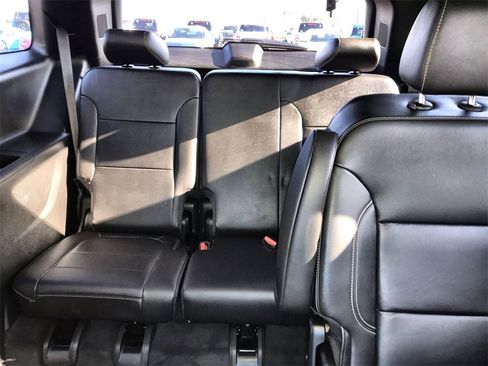 Used 2023 Chevrolet Traverse LT w/ Rear Camera Mirror Package image 22