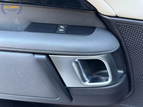 Used 2018 Land Rover Discovery SE image 35