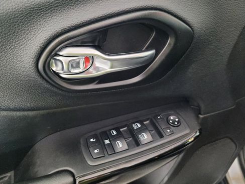 Used 2021 Jeep Cherokee Latitude Plus FWD image 27